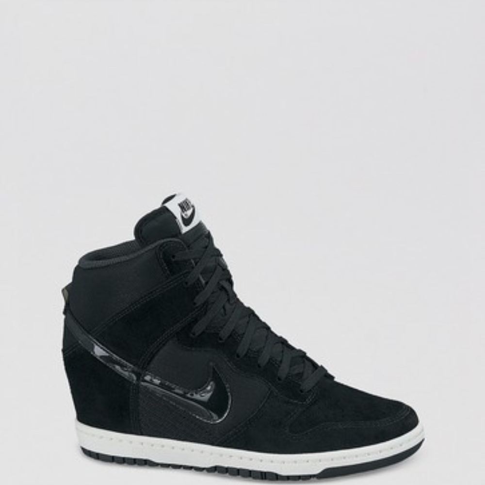 Nike Womens Dunk Sky Hi Essential